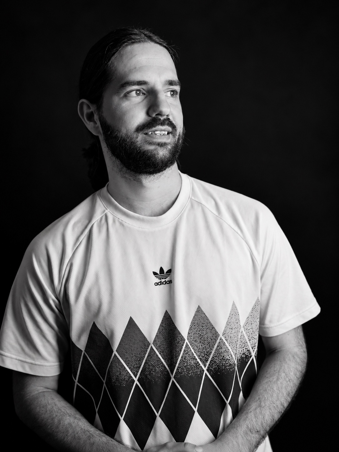 Portret uit de SPOT!-community, in een wit Adidas-shirt