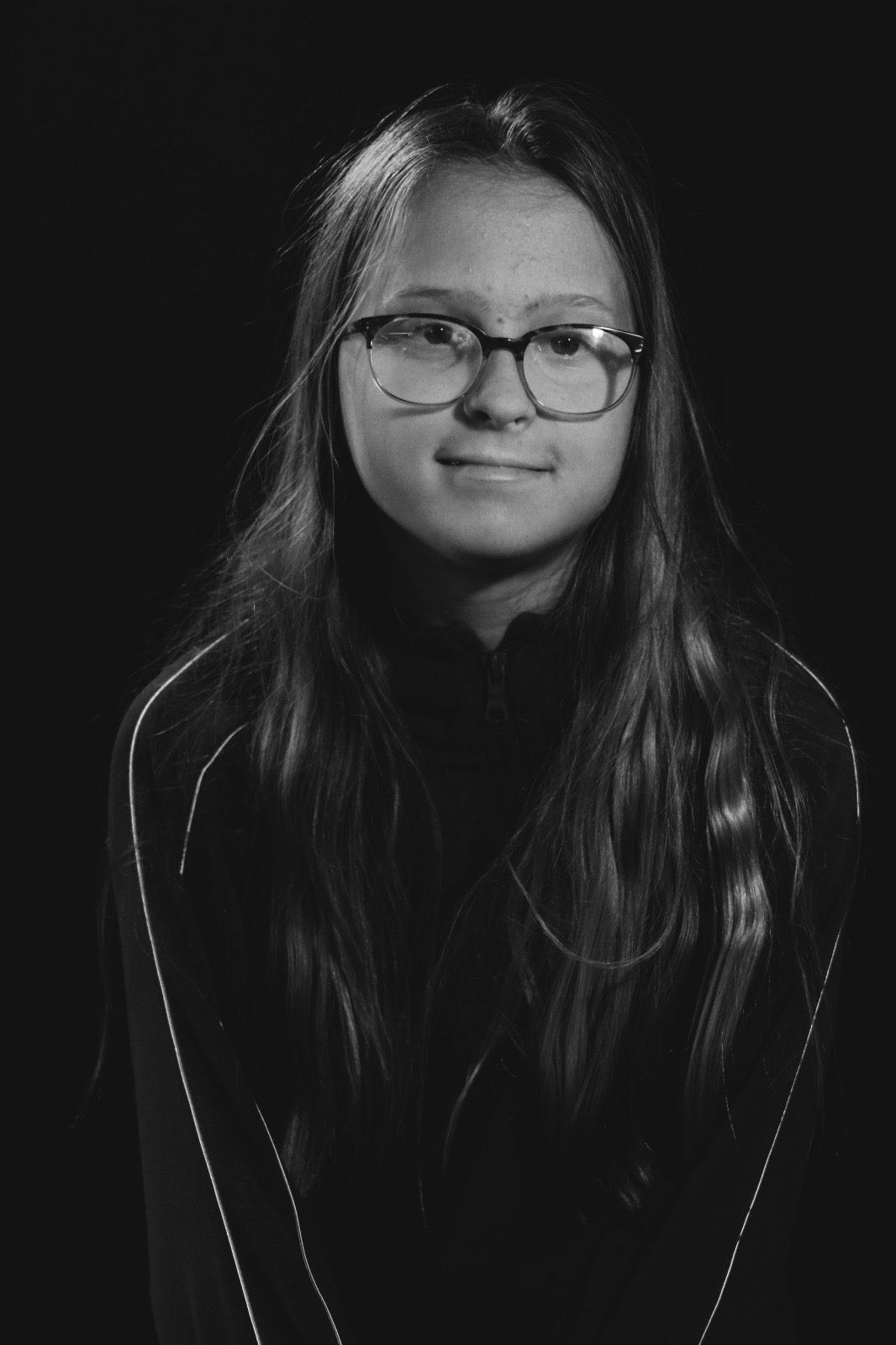 Portret uit de SPOT!-community, met lang haar en bril