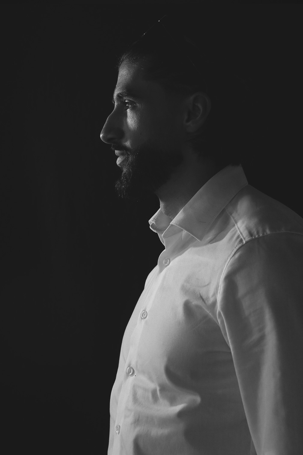 Portret in profiel uit de SPOT!-community, in een wit overhemd