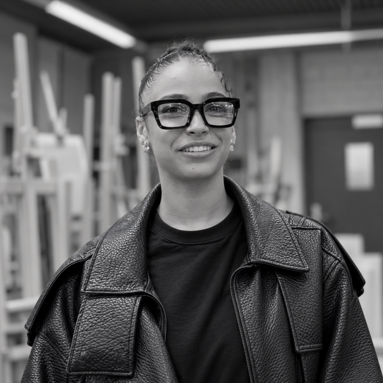 Zwart-witportret van Rahima Rharssisse in het atelier