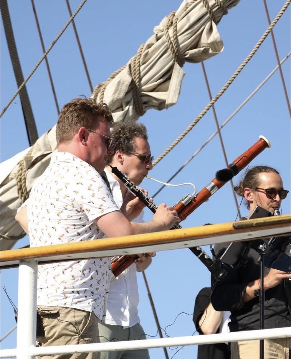Orkestmusici spelen samen tussen de zeilen en touwen van het schip